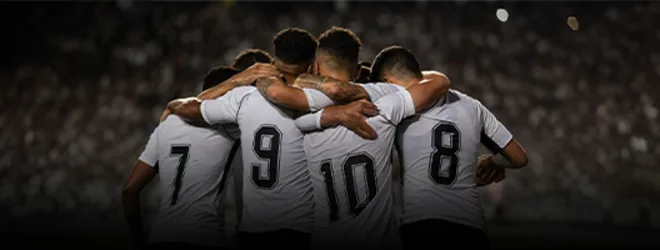 Fotografía publicitaria de un grupo de futbolistas abrazados de espaldas, con los números 7, 9, 10 y 8 en las camisetas blancas.