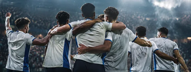 Otra fotografía deportiva del mismo material: jugadores tomados de los hombros mirando hacia la cancha.