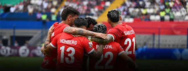 Fotografía publicitaria de jugadores de un club peruano celebrando en grupo sobre el césped, con camiseta roja y tribunas al fondo.